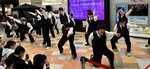 息の合ったパフォーマンスを披露する出演者