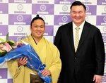 宮城野親方（右）と並んで笑顔を見せる石浦＝７日、両国国技館