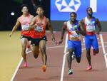 　２０２３年陸上世界選手権の男子４００メートルリレー決勝で第３走者の小池祐貴（左端）からバトンを受けてゴールに向かうサニブラウン・ハキーム。右から２人目は米国のノア・ライルズ＝２３年８月、ブダペスト（共同）