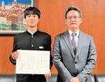 秋吉会長（右）から表彰状を受け取った仲倉さん＝３日、鳥取市湖山町南４丁目
