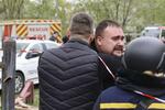 　ロシア軍のミサイル攻撃で妻を亡くし、涙を流す男性＝２０２４年４月１７日、ウクライナ北部チェルニヒウ（共同）