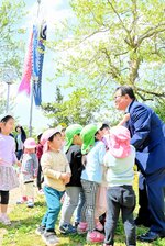 こいのぼりの前で交流する広田市長（右）と園児ら