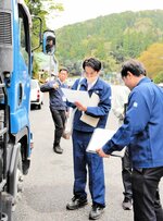 携行書類に不備がないか入念に確認する兵庫県職員ら