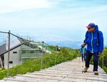 新緑の中登山を楽しむ登山者ら＝４日、鳥取県大山町大山の弥山山頂