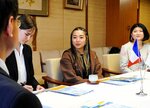 情報発信の意気込みを語るシヌゥさん（右から２人目）＝１３日、鳥取県庁