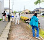 会社周辺の清掃や草刈りを行う社員