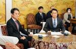 　会談に臨む自民党の渡海紀三朗政治改革本部長（手前右）と立憲民主党の大串博志政治改革推進本部長＝１８日午後、国会