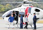 神戸空港で乗り換えたヘリで竹田城跡を上空から遊覧するなどツアーを体験する関係者＝１６日、豊岡市岩井のコウノトリ但馬空港