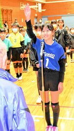 【正々堂々と】開会式の選手宣誓で大会への意気込みを語る浜坂あすなろの選手＝２３日、新温泉町浜坂の浜坂北小
