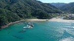 空からだと海の透明度が高いことがよく分かる東浜海岸＝７日、鳥取県岩美町陸上