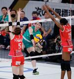 　大阪Ｍ―ＮＥＣ川崎　第２セット、スパイクを決める大阪Ｍ・田中＝有明アリーナ