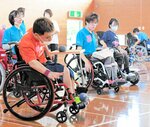 合同練習で技術を競い合う選手ら＝６月１８日、米子市皆生３丁目の米子サン・アビリティーズ