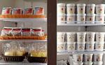 　東急ステイ池袋の専用コーナーに並べられた冷凍食品＝東京都豊島区
