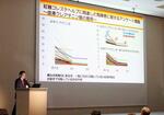 　日本腎臓学会総会で分析結果を発表する大阪大の猪阪善隆教授＝３０日午後、横浜市