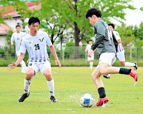 キルシェン―ＳＣ鳥取ＤＳ　前半１０分、ゴールを狙うキルシェンの谷村（右）とＳＣ鳥取ＤＳの三原が競り合う＝東山球技場