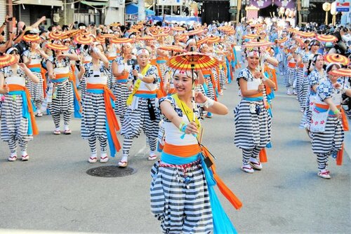 天神講の傘踊り　笛や太鼓の音に合わせ傘踊りを披露する天神講獅子