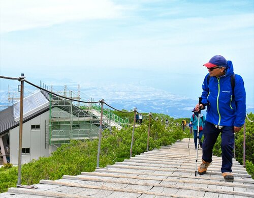 新緑の中登山を楽しむ登山者ら＝４日、鳥取県大山町大山の弥山山頂