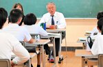 京子さんへの思いを語る孟さん＝１８日、大山町下甲の中山小