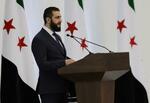 　２９日、シリアの首都ダマスカスで演説するシャラア暫定大統領（ロイター＝共同）
