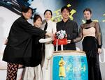 　映画「愛に乱暴」の完成披露イベントに登場した（左から）森ガキ侑大監督、風吹ジュン、江口のりこ、小泉孝太郎、馬場ふみか＝東京都千代田区