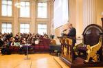 　無料オンライン講座の修了者卒業式で演説するフィンランドのニーニスト大統領（右）＝２０１８年９月、ヘルシンキ（ＭｉｎｎａＬｅａｒｎ提供・共同）