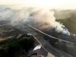 　２９日、韓国南東部・安東の山火事の煙（聯合＝共同）