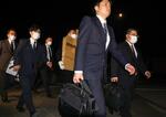 　藤岡市役所へ家宅捜索に入る群馬県警の捜査員＝１３日夜、群馬県藤岡市