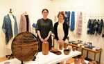 さまざまな手仕事の品と出展者の加納さん（左）、戸谷さん