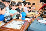気に入った時計を見たり、触ったりする園児