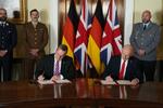 　英独防衛協定に署名する英国のヒーリー国防相（右）とドイツのピストリウス国防相＝２３日、ロンドン（Ｊｏｒｄａｎ　Ｐｅｔｔｉｔｔ／ＰＡ通信＝共同）
