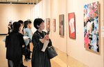 作家らの力作が並ぶ会場＝１日、鳥取市の県立博物館