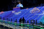 宇宙空間をイメージしたイルミネーション＝７日夜、鳥取市福部町湯山の鳥取砂丘
