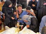 　イスラエル軍の攻撃で親戚を失い、悲しむパレスチナ人たち＝４日、ガザ南部マワシ地区（ゲッティ＝共同）