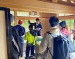 　「中越大震災ネットワークおぢや」が行った家屋被害調査の演習＝５月、新潟県小千谷市（同ネットワーク提供）