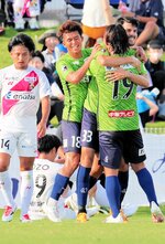 鳥取―宮崎　ガイナーレは前半２９分、長谷川（右）が先制点を決めて富樫（左から２人目）らと喜ぶ＝ユニリーバスタジアム新富