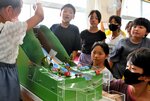 模型を使い、土石流が発生した際の町への被害を確認する児童