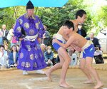 今岡さんが行司を務めた決勝で熱戦を繰り広げる児童