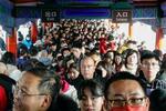 　北京市内の観光地で列をつくる人たち＝２０２４年２月（共同）