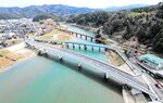 ＪＲ山陰線の橋りょう（奥）、現在の旧矢田橋（中央）、新しく整備された矢田橋（手前）。新橋は川に対して斜めに架かり、両岸で接続する県道のカーブが緩やかになっている（県新温泉土木事務所提供）