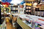 店内ではビートルズなどブリティッシュロックのほかさまざまな分野の音楽の中古レコードが並ぶ