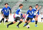 豊富な運動量を生かして攻守両面でチームを支える伊川（右から２人目）＝どらドラパーク米子球技場