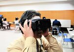 ＶＲゴーグルとヘッドホンを付けて発達障害の特性を疑似体験する記者＝新温泉町湯の保健福祉センター「すこやか～に」
