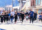 一斉にスタートする参加者ら