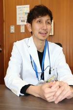 　長野県安曇野市の県立こども病院で、医師として働く白血病を克服した盛田大介さん＝２０２５年２月、安曇野市