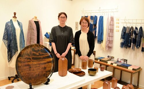 さまざまな手仕事の品と出展者の加納さん（左）、戸谷さん