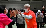顔を見合わせながら笑う参加者＝７日、若桜町若桜の町公民館