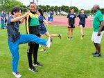 ジャマイカ人選手と練習する鳥取東高陸上競技部の生徒たち＝２３日、鳥取市布勢のヤマタスポーツパーク