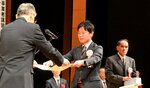 功労者表彰を受ける受賞者