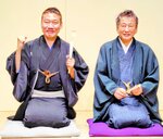 襲名披露公演を開く桂春之輔（左）。右は師匠の桂春団治＝神戸市の新開地喜楽館