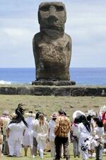 　ノルウェーから返還された遺骨はイースター島の空港に到着後、海辺の遺跡アフ・リアタに立ち寄った。先祖の帰還を祝う儀式を石像モアイが見守る＝２０２４年１１月、ハンガロア（撮影・セバスチャン・ヤンコビッチ・パカラティ、共同）